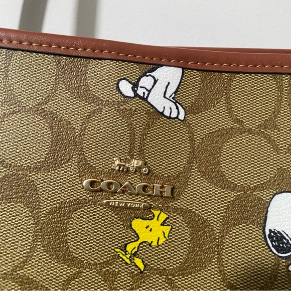 Coach x Peanuts City Collaboration Snoopy Tote Bag - Picture 6 of 10